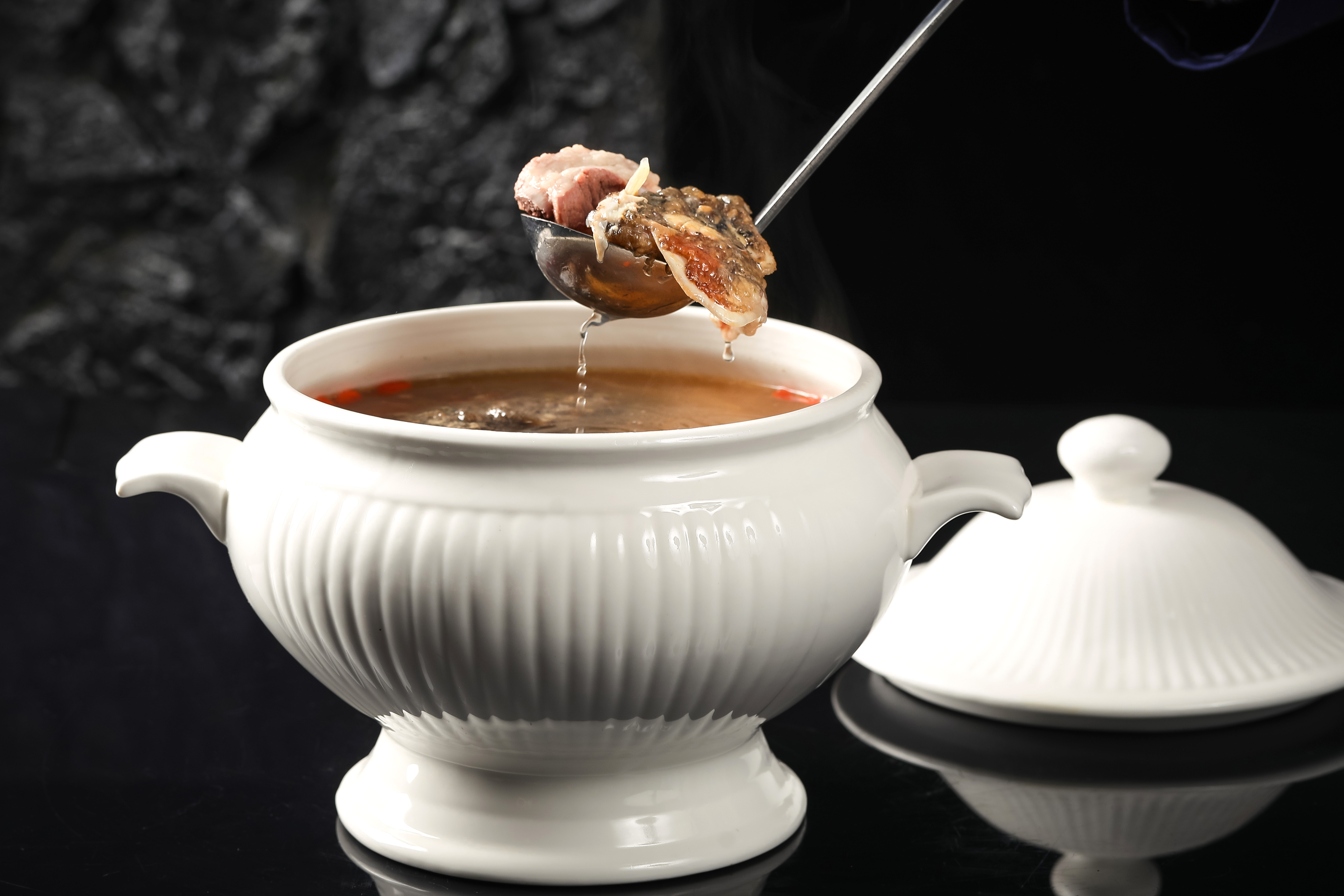 天麻炖虹鳟鱼头汤